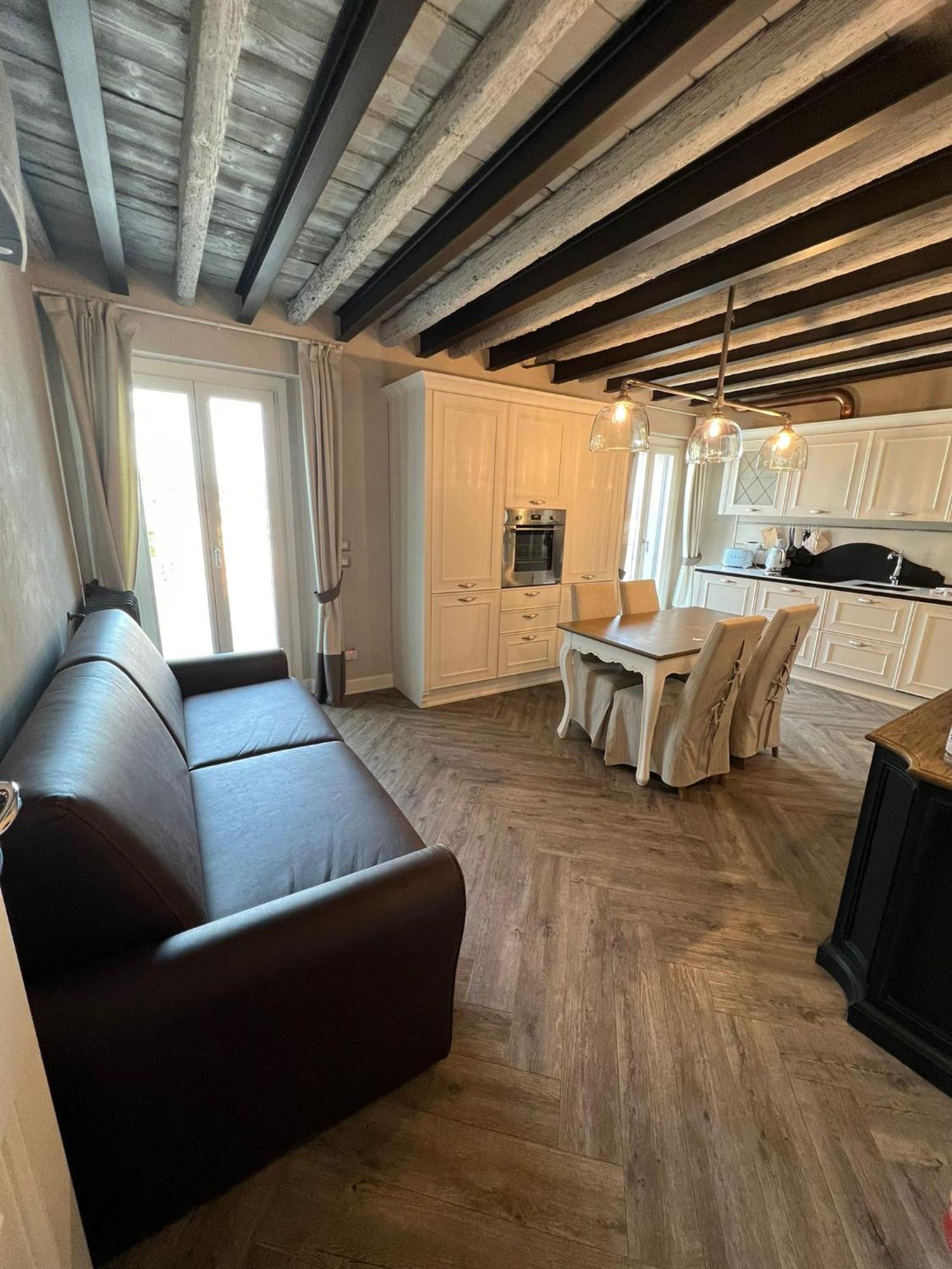 La Vite 2.0 Apartments เดเซนซาโนเดลการ์ดา ภายนอก รูปภาพ